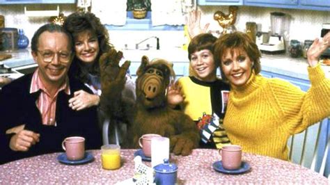 Alf:  Un Extraterrestre Maladroit Qui Sème le Chaos dans une Famille Suburbaine Typique!