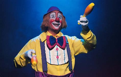 Le Clown et sa Tête: Un Voyage Fantastique dans le Monde du Cirque et de l'Amour !